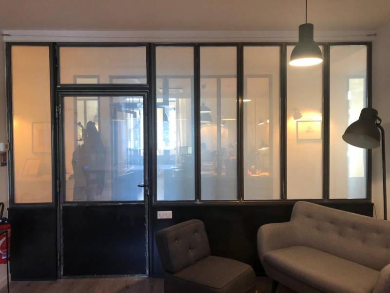 Opacité ou transparence d'une cloison vitrée d'atelier à Montpellier commandée à distance grâce à la pose d'un e-film électrique