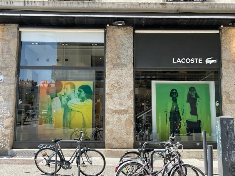 Vitrine du magasin LACOSTE à Grenoble protégée par des films anti UV et anti décoloration