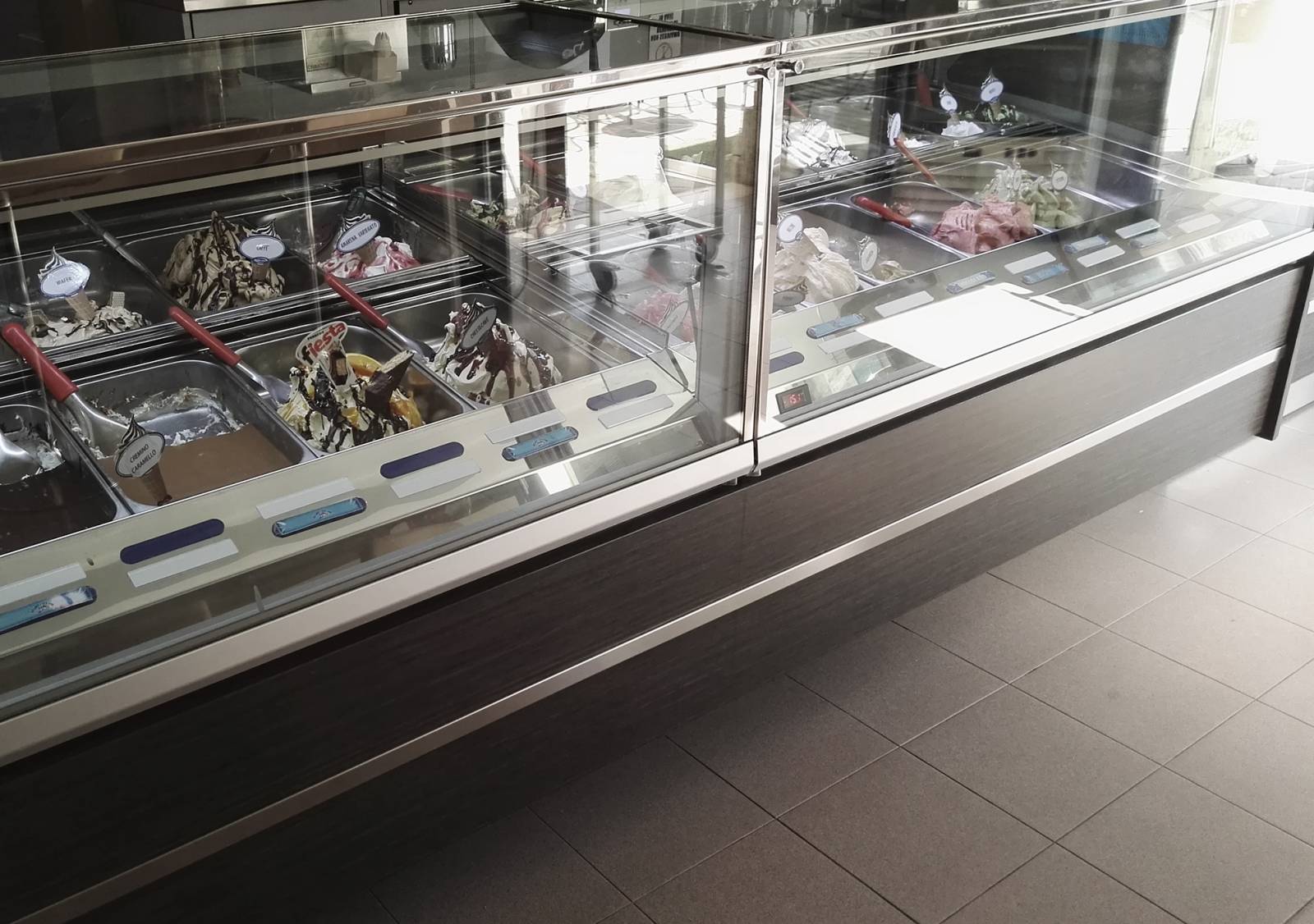 Le cover styl pour rénover le mobilier de magasins : exemple d'un étal réfrigéré