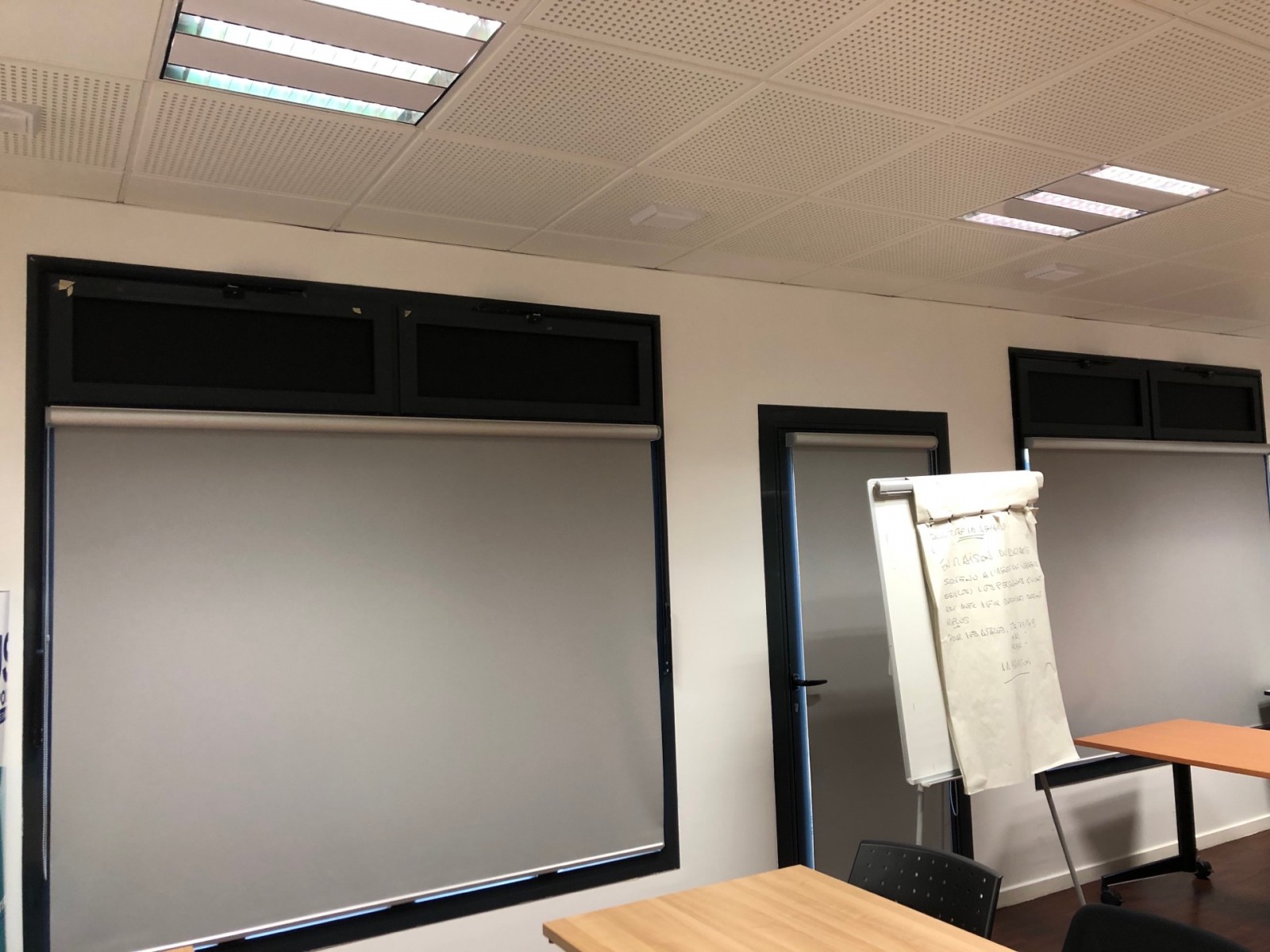 Aménagement de bureaux en région Rhône-Alpes : Esthétique et efficacité des films occultants pour vitrages professionnels