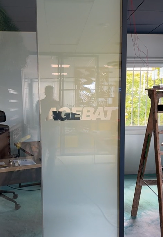 Film à opacité contrôlée avec logos intégrés à Lyon 69