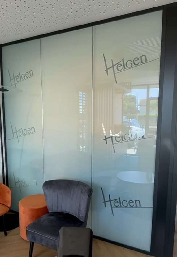 Film à opacité variable avec logos intégrés pour un bureau dans le 69