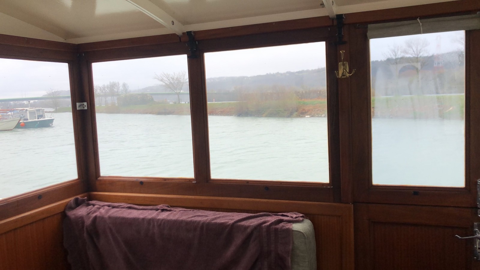 Protection solaire des fenêtres de la timonerie d’une péniche à Valence