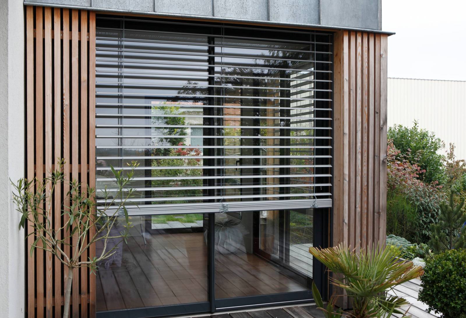 Le store sur mesure pour habiller fenêtres et baies vitrées chez les particuliers et professionnels en PACA