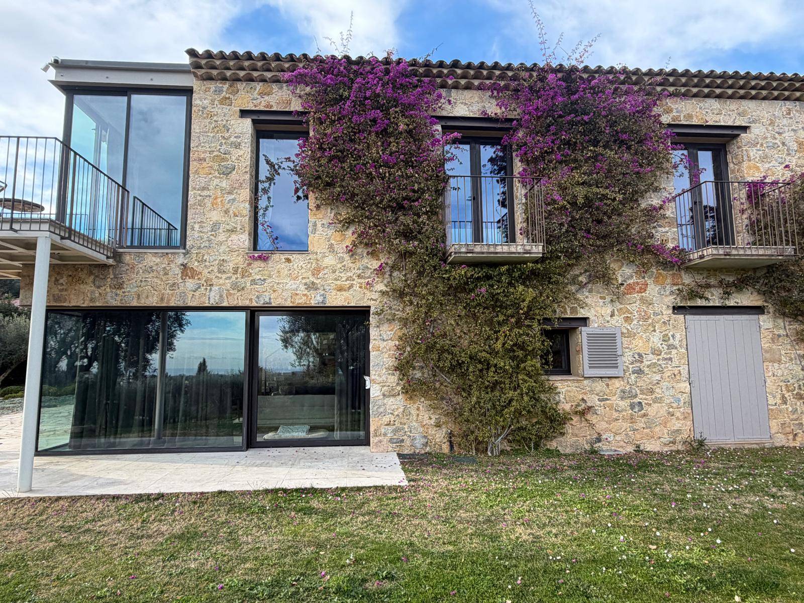 Film de protection solaire sur mesure pour baies vitrées et verrière 06