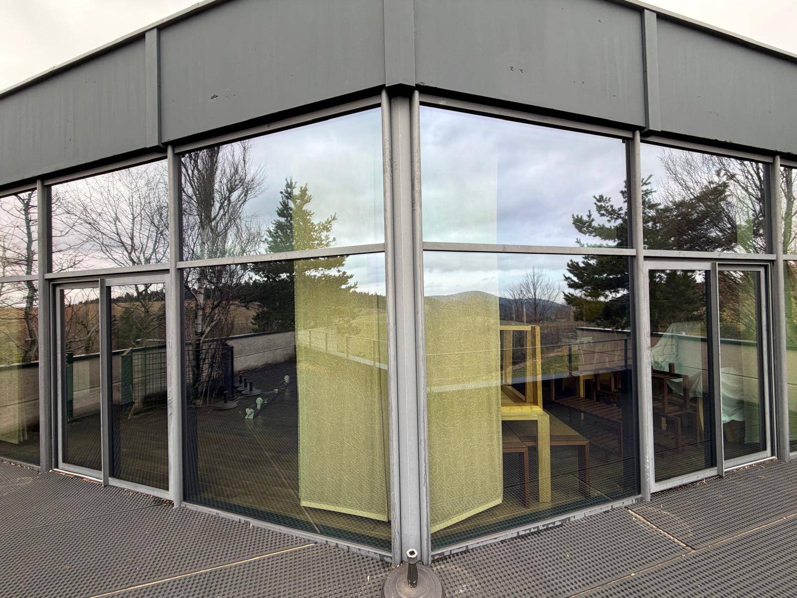 Pose d'un film Clarity 333XC Solar Screen pour améliorer les performances thermiques 