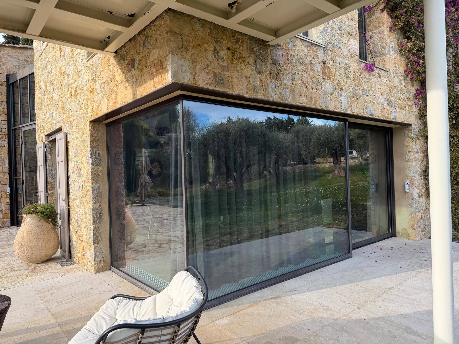 Film de protection solaire sur mesure pour baies vitrées et verrière Alpes maritimes