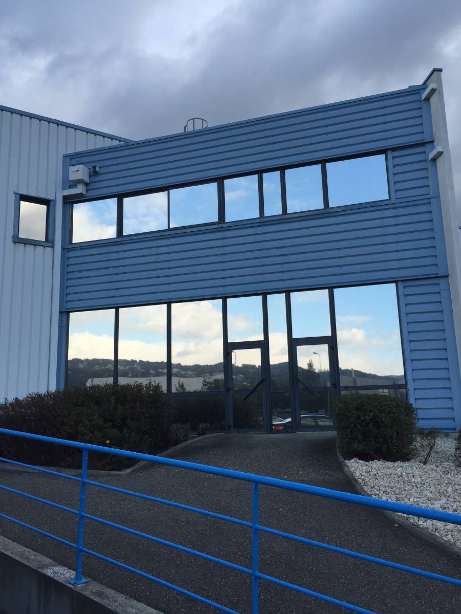 Faire teinter sa baie vitrée avec un film de protection solaire à Romans, dans la Drôme