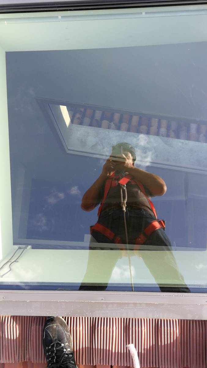 Vitrage d'un velux avant pose d'un film de rejet de chaleur sur une fenêtre de toit à Tain-L'hermitage, dans la vallée du Rhône