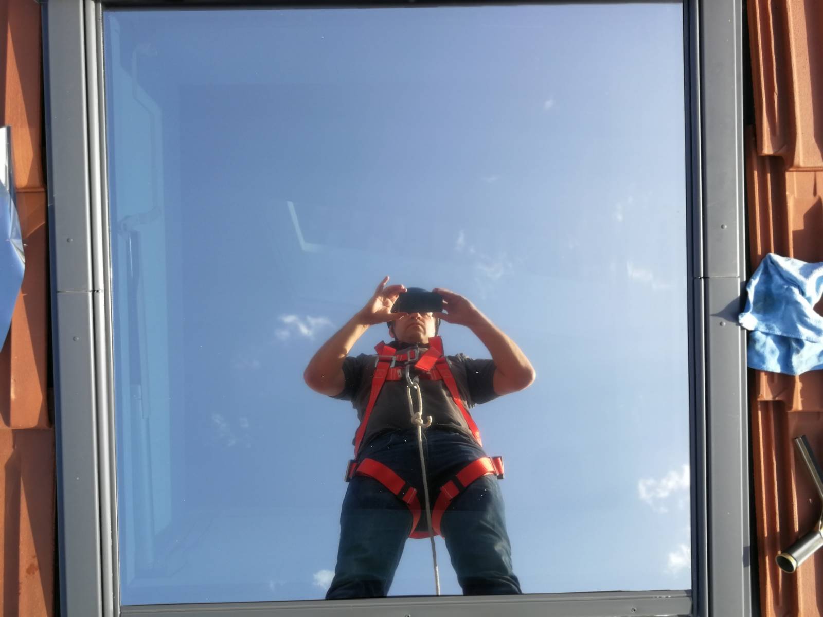 Application de film anti-chaleur pour double vitrage sur la fenêtre de toit d'un local professionnel dans le Drôme, à Tain-L'hermitage