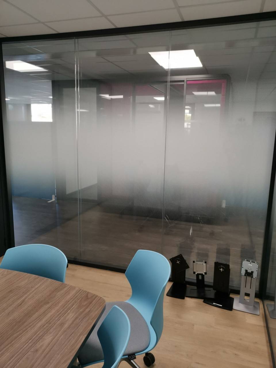 Films adhésif pour tableau transparents pour vitrophanies opacifiantes de bureaux professionnels à Romans, prés de Valence (26)