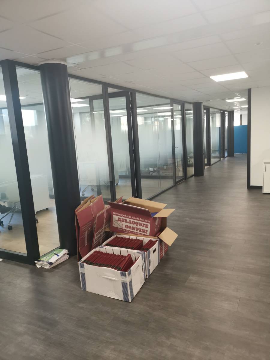 Exemple de pose de vitrophanie sur les vitrages de bureaux à Montpellier
