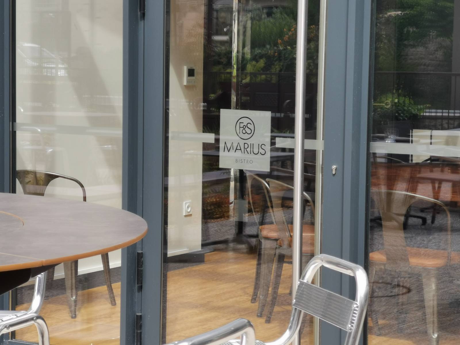 Vitrophanie découpée sur-mesure pour la signalisation visuelle des lieux de passage au restaurant le Marius à Tain-l'Hermitage