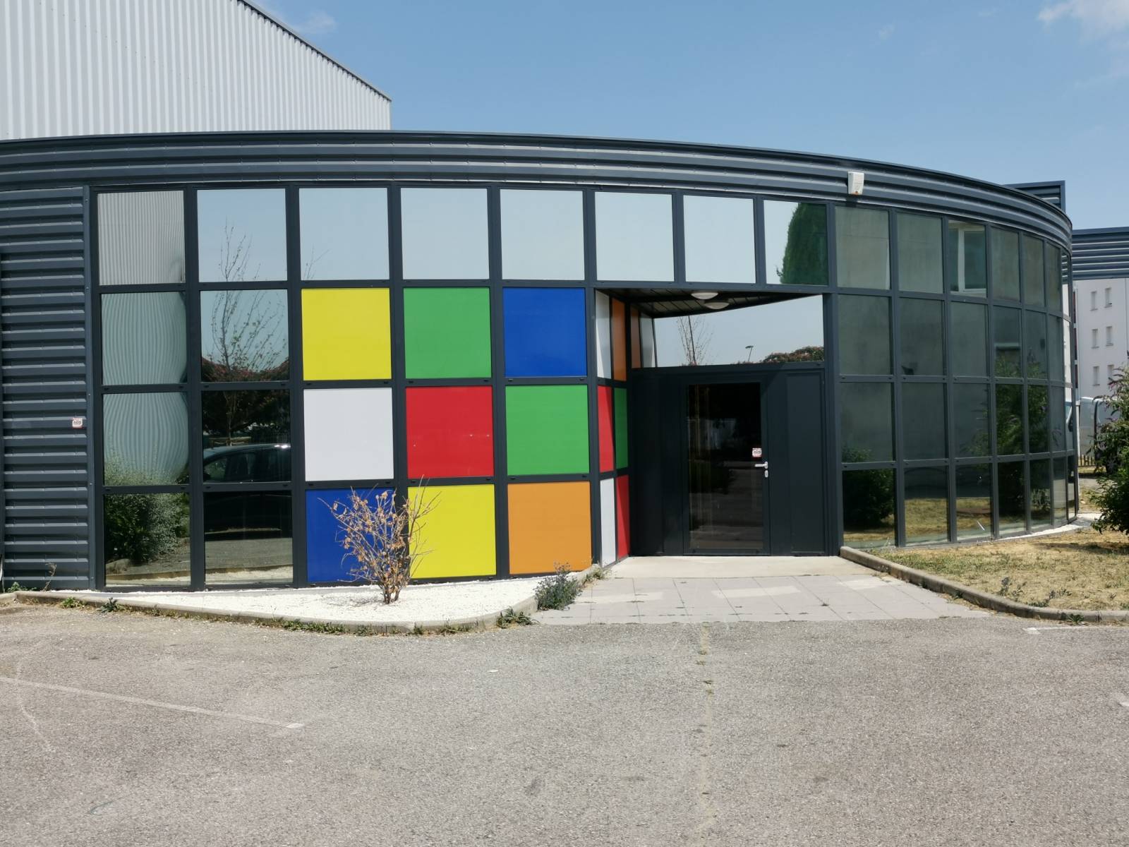 Pose de films anti chaleur sur les devantures en verre de bureaux d'architecte en Drôme-Ardèche