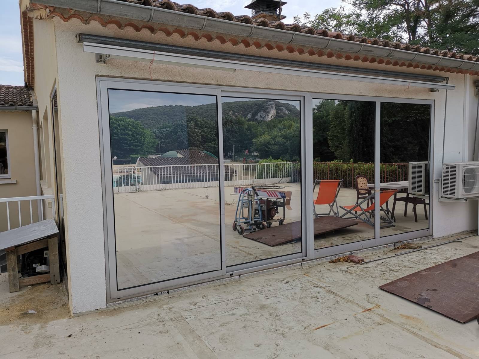 Fenêtres et vitrages des espaces de rangements et réserves  après pose de films solaires anti-chaleur  en Ardèche (07)