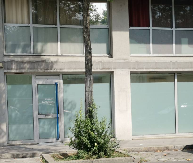 Fourniture et pose d'un film opaque à effet dépoli pour occulter les surfaces vitrées d'un cabinet d'ortophonie à Lyon