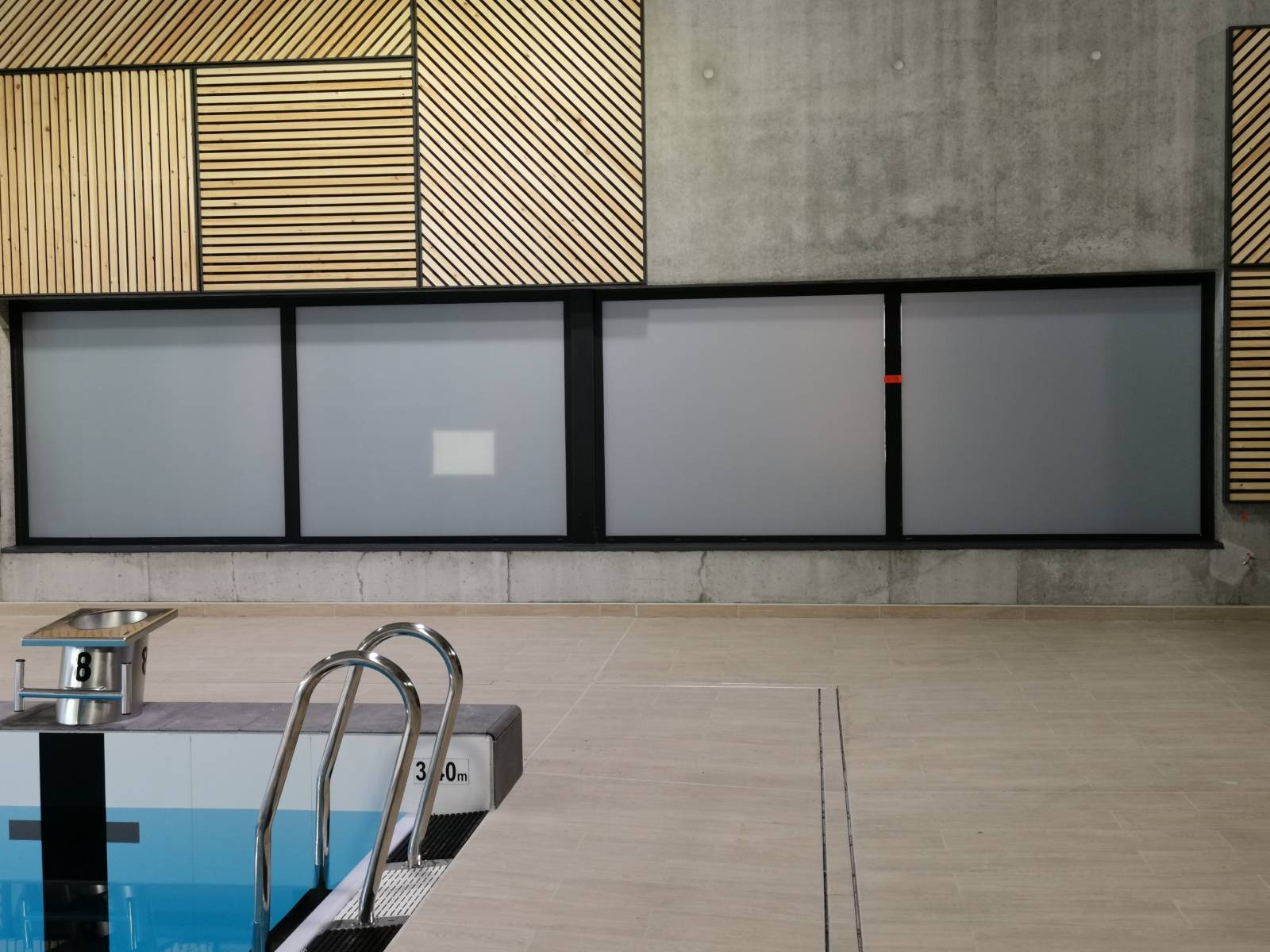 Pose de films sablés pour opacifier des cloisons vitrées dans une piscine publique dans la Drôme, Romans-sur-Ysère