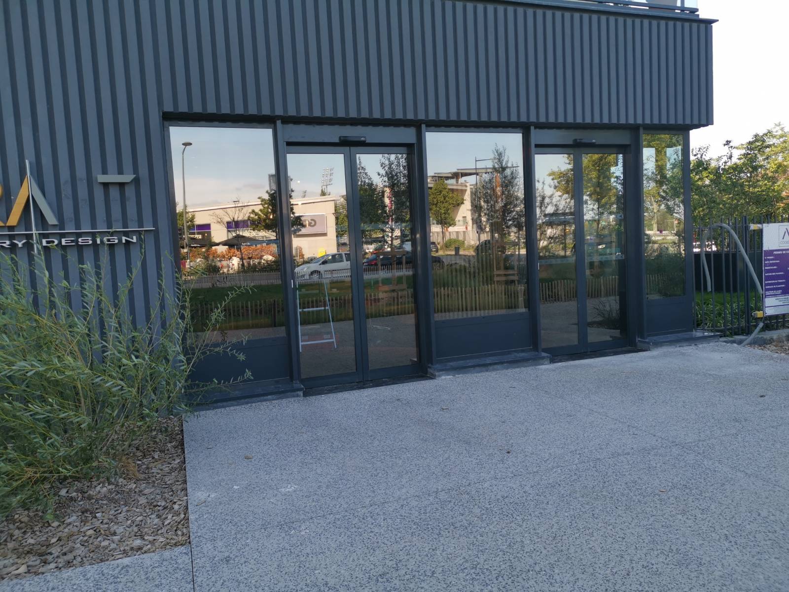 Films solaires pour rejeter la chaleur des baies vitrées des bureaux d'un architecte à Villeurbanne, en Rhône-Alpes (69)