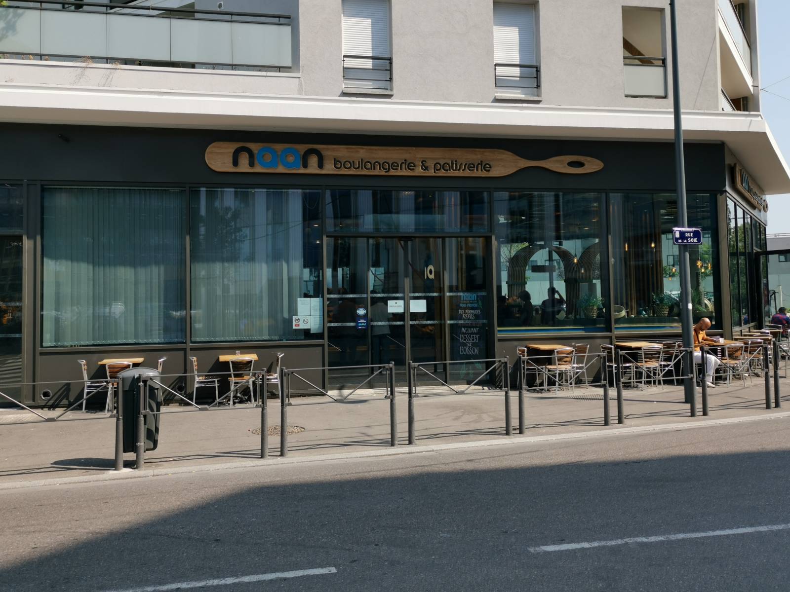 Baies vitrées d'une boulangerie avant pose de films solaires anti-chaleur à Villeurbanne, près de Lyon (69)