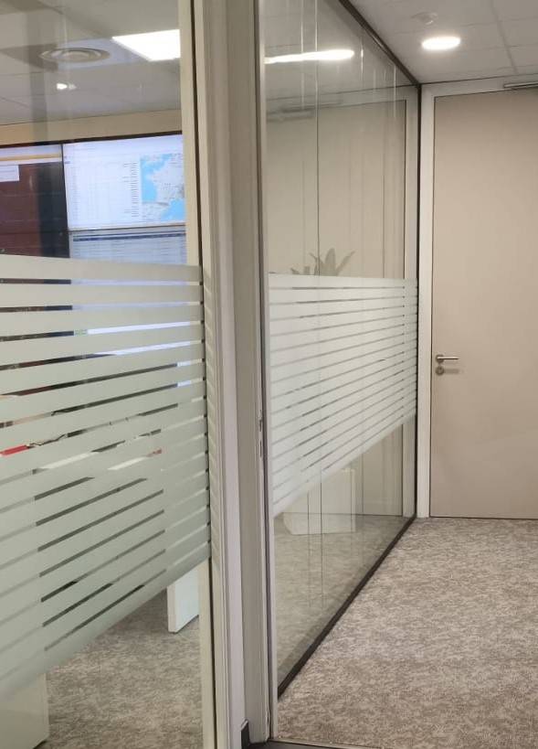 Exemple de vitrophanies de marquage installée sur les cloisons vitrées de bureaux ou de magasins à Villeurbanne, près de Lyon (69)