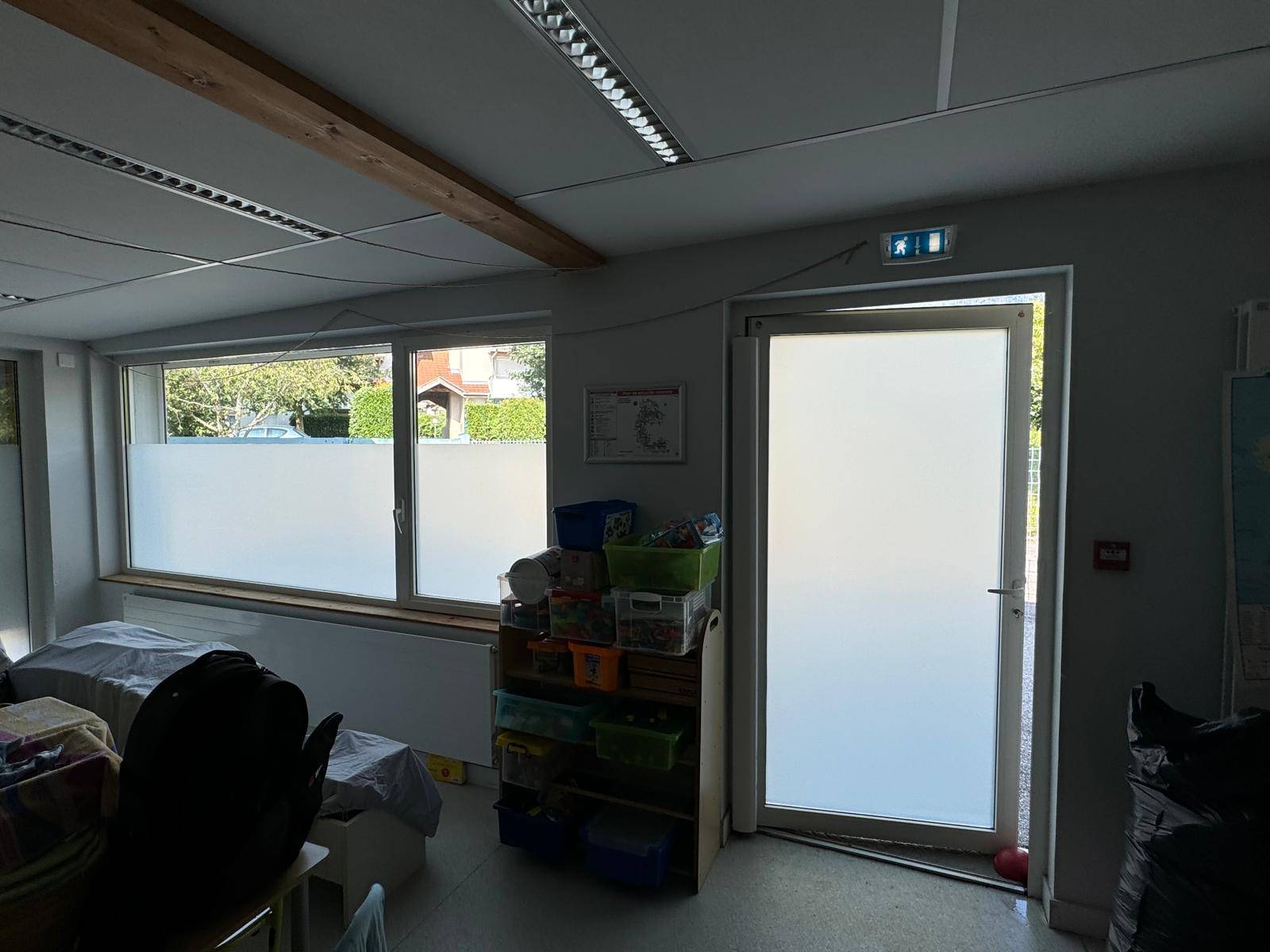 Film dépolis anti-regards sur vitrages existants pour une école dans le 74