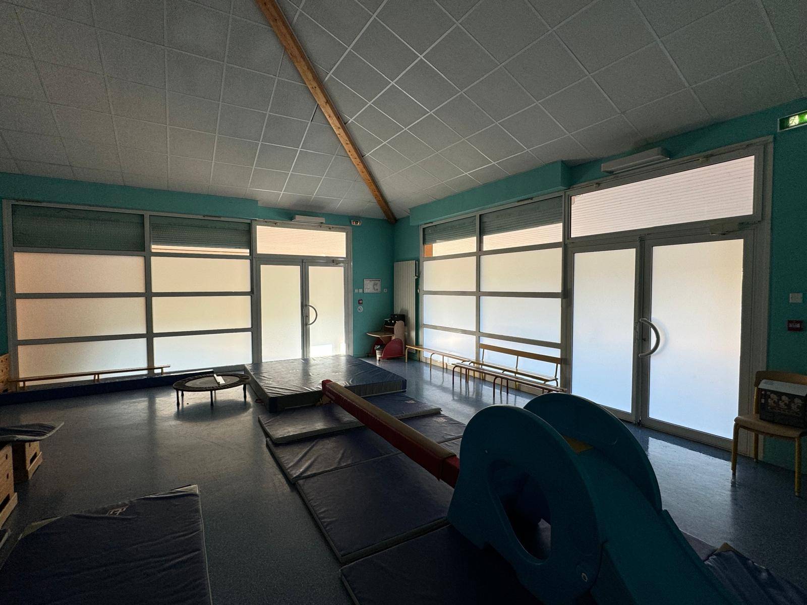 Film dépolis opaques sur vitrages existants pour une école en Haute-Savoie