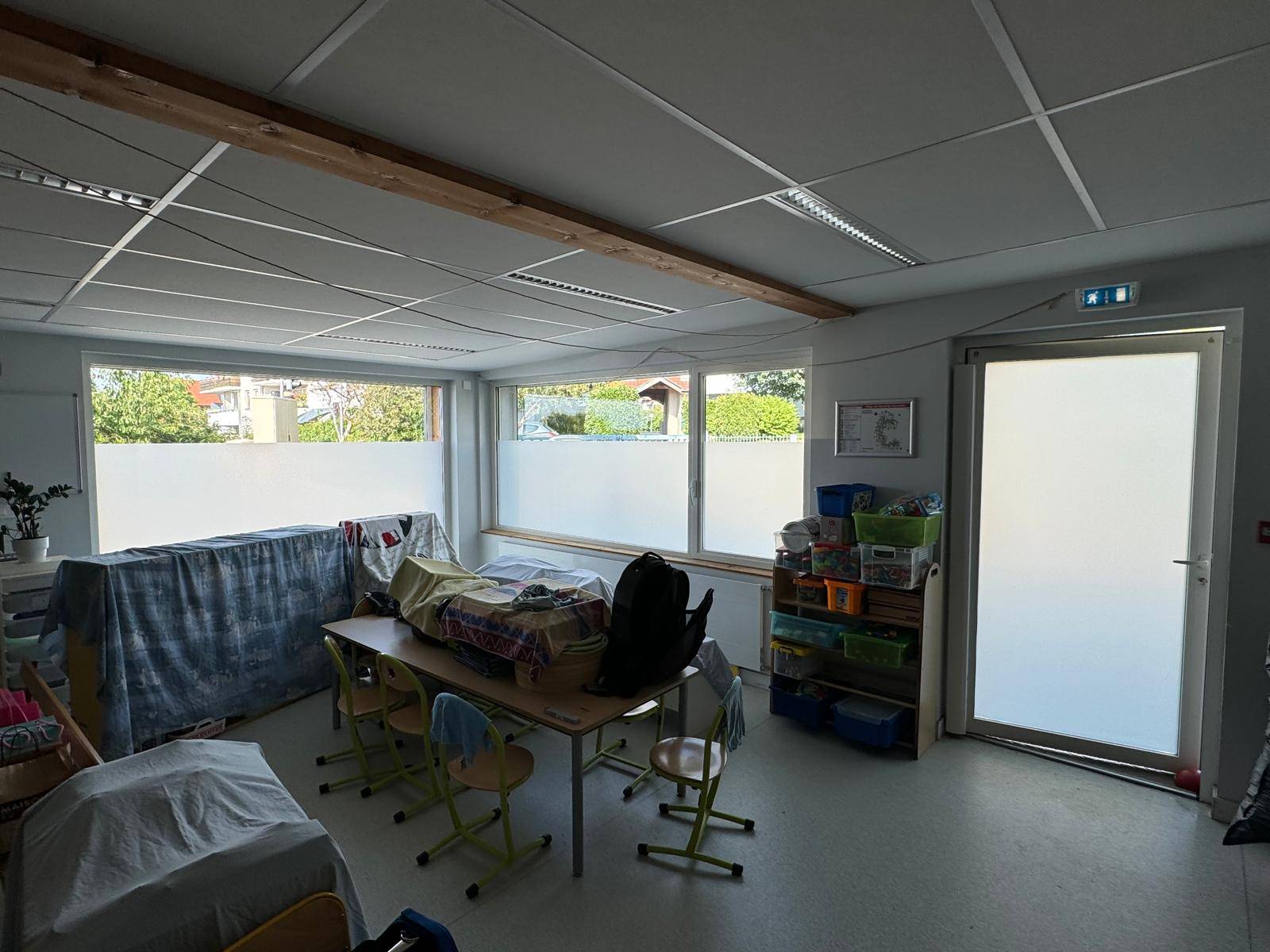 Film dépoli anti-regard pour éviter les regards extérieurs dans une école en Haute-Savoie