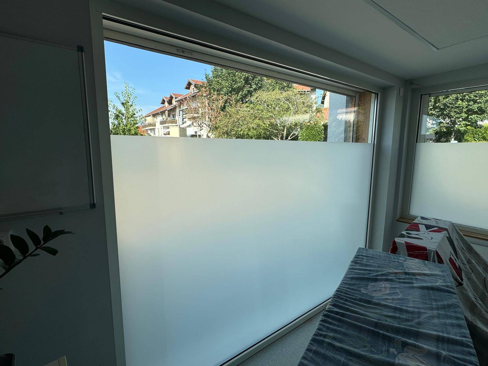 Film dépoli opaque pour éviter les regards extérieurs dans une école près de Genève