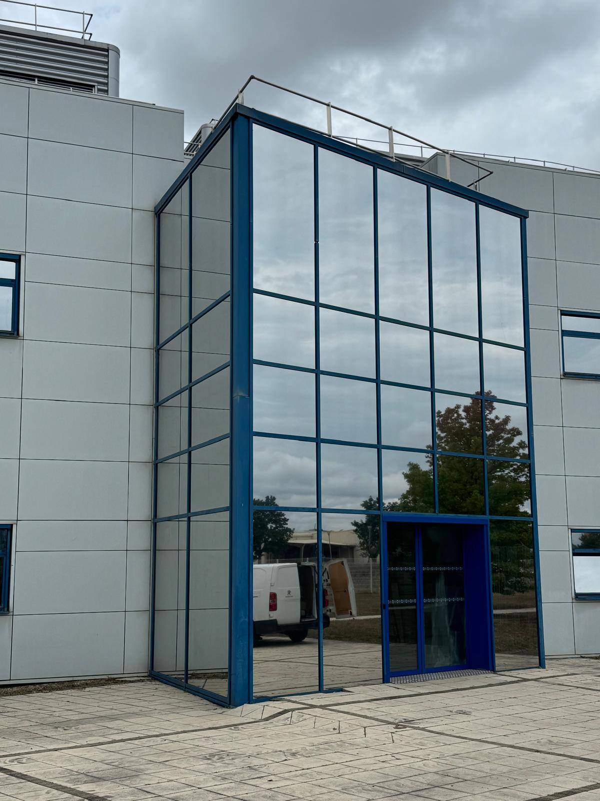 Installation de films de protection solaire pour un groupe pharmaceutique près de Lyon 69