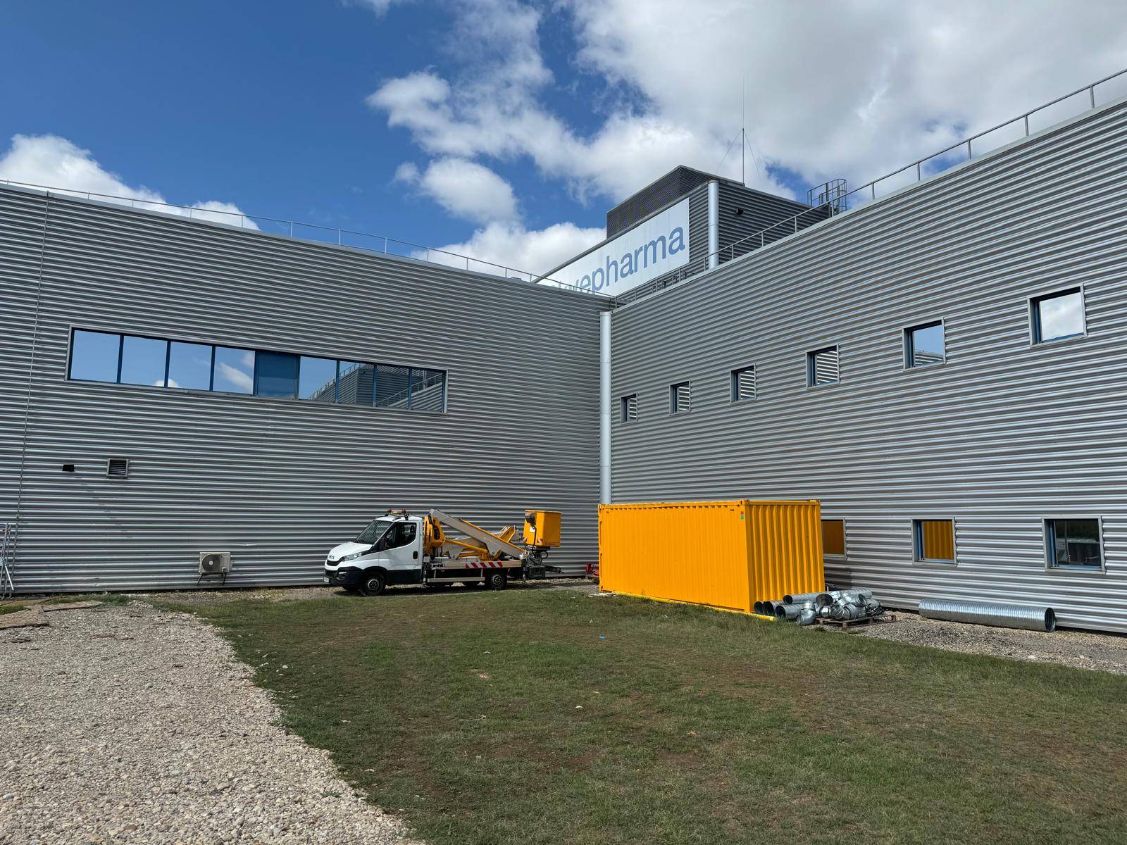 Dépose et pose 250m² de films protection solaire avec une nacelle dans le 38