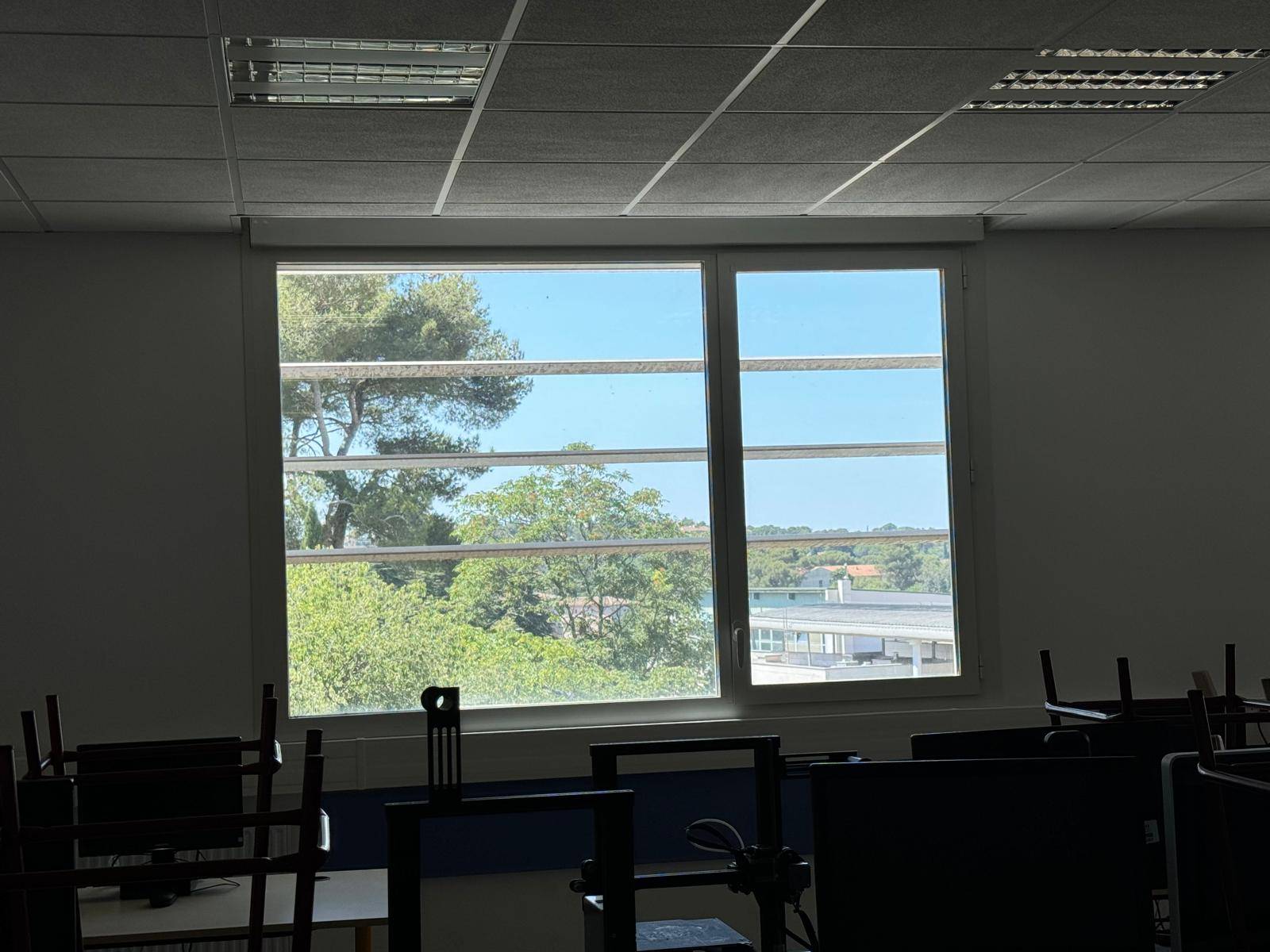 Film solaire pour protéger de la chaleur solaire entrante dans un collège dans le Gard