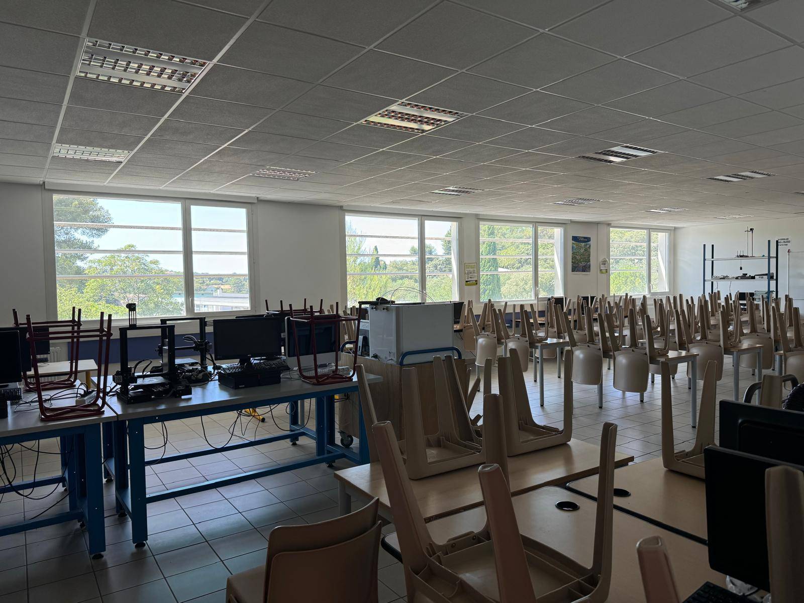 Film solaire pour protéger de la chaleur solaire entrante dans un collège dans le 30