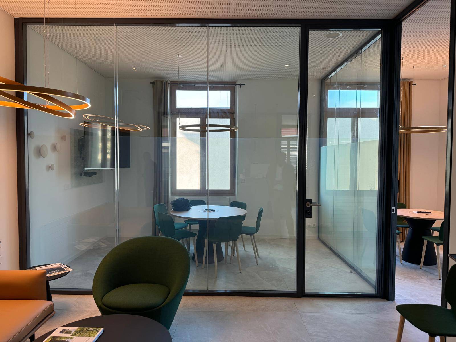 Solution connectée pour opacifier l'accueil d'une école privée en Suisse