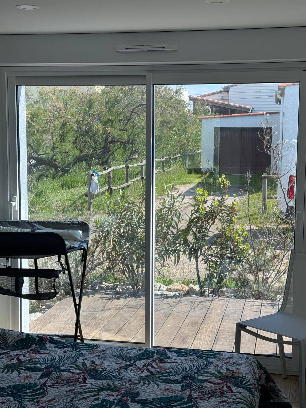 Film de contrôle solaire avec effet miroir sans tain pour limiter le vis-à-vis dans l'Hérault