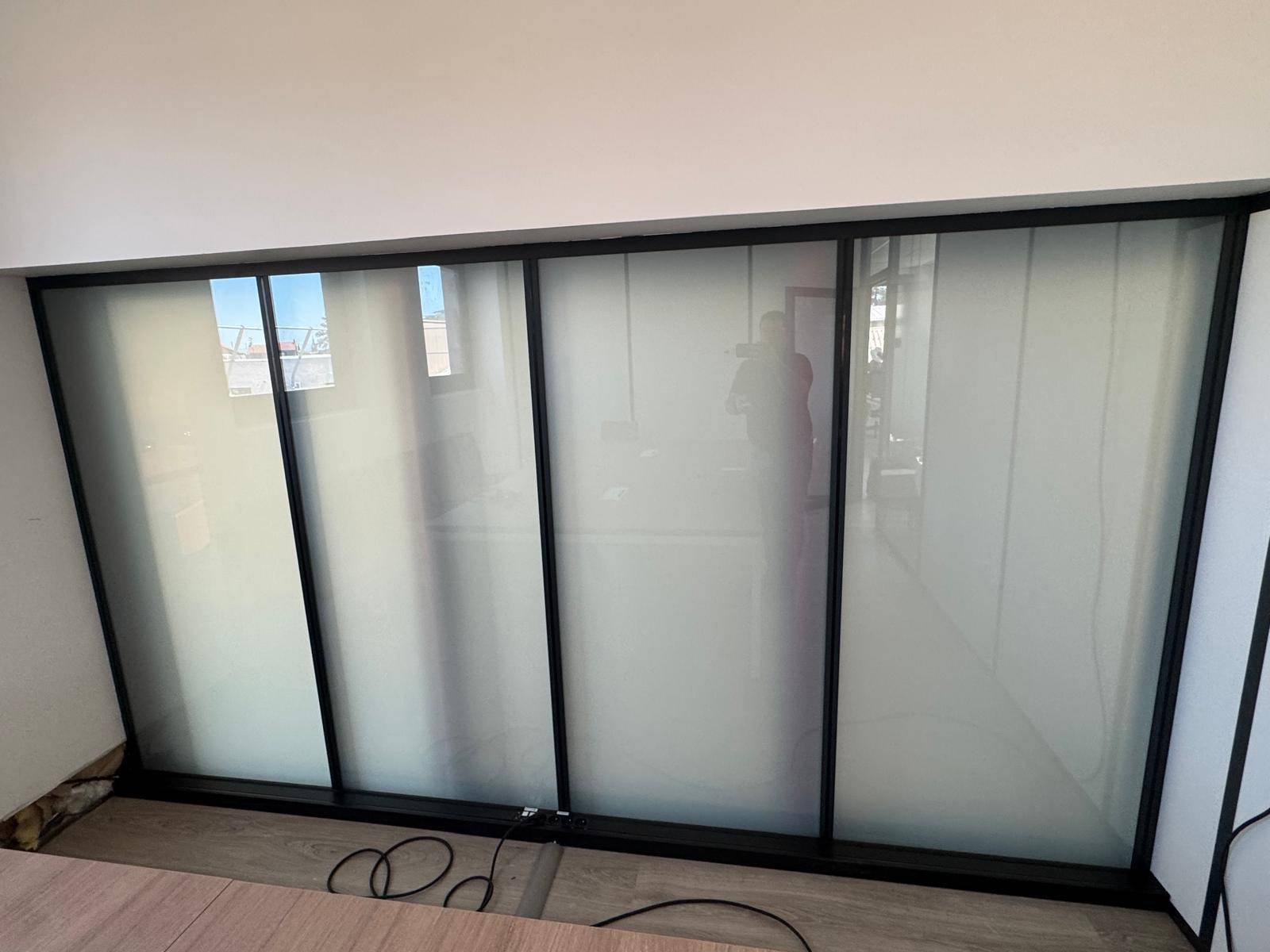 Pose de film à opacité contrôlée sur des cloisons vitrées existantes dans le 26