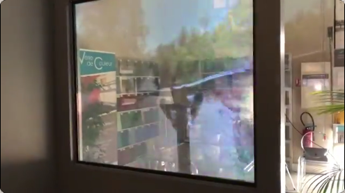 Illustration d'une des applications du film à opacité variable : la projection d'une vidéo sur une cloison vitrée en position opaque chez un particulier à Monaco