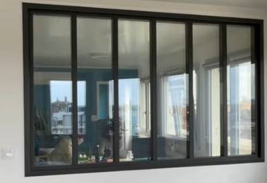 Bureaux professionnels dans le centre-ville de Toulouse avec verrière atelier équipée de films connectés