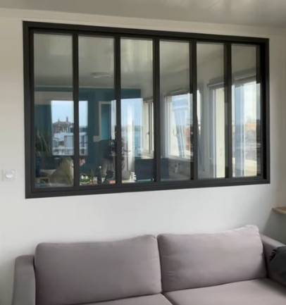 Film connecté permettant de commander l'opacité et la transparence des vitrages d'une verrière atelier de bureaux à Toulouse