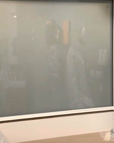 Opacité de la cloison vitrée d'une salle d'examen dans un hôpital en Avignon commandée à distance grâce à la pose d'un film connecté sur le verre