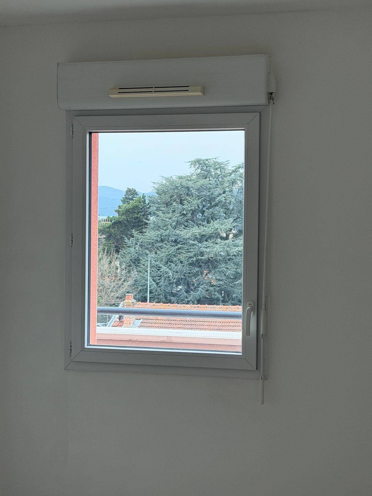 Faire installation des films de protection solaire pour personnes atteintes d'hypersensibilité aux rayons UV en France
