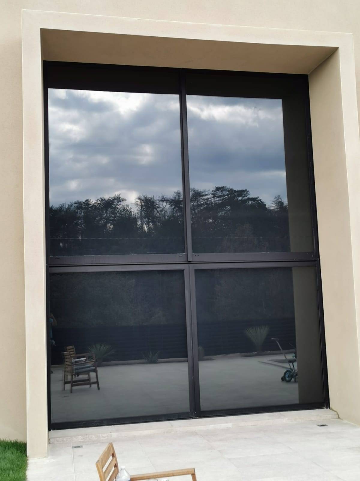 Pose de film solaire Solarscreen sur les baies vitrées d'une villa à Montélimar