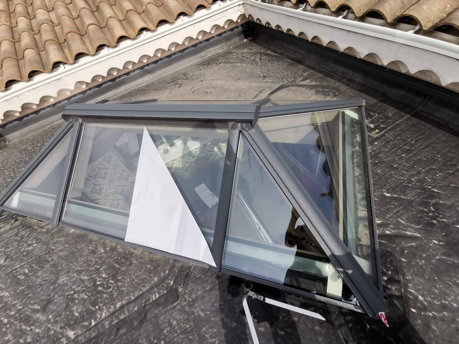 Application d'un film solaire pour isoler les toitures en verre des vérandas près de Valence