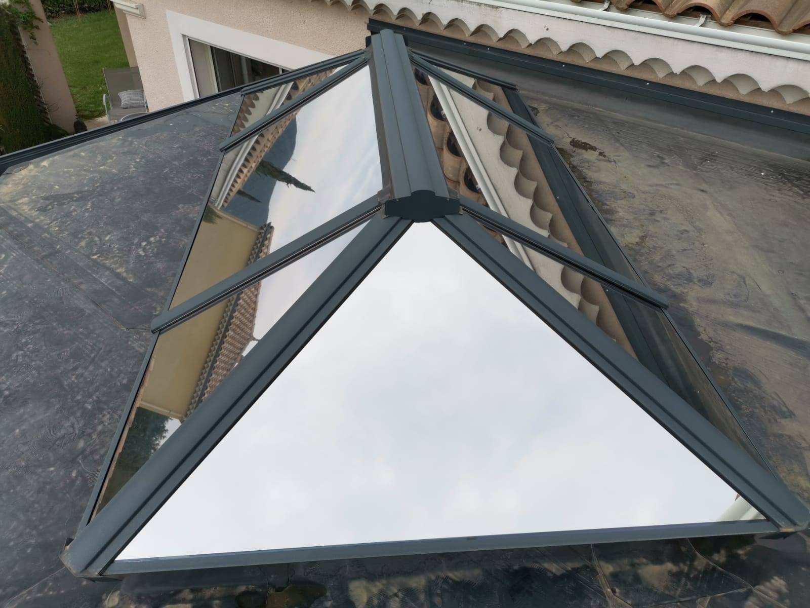 Pose de film solaire solarscreen sur la toit en verre d'une véranda entre Valence et Lyon, Rhône-Alpes