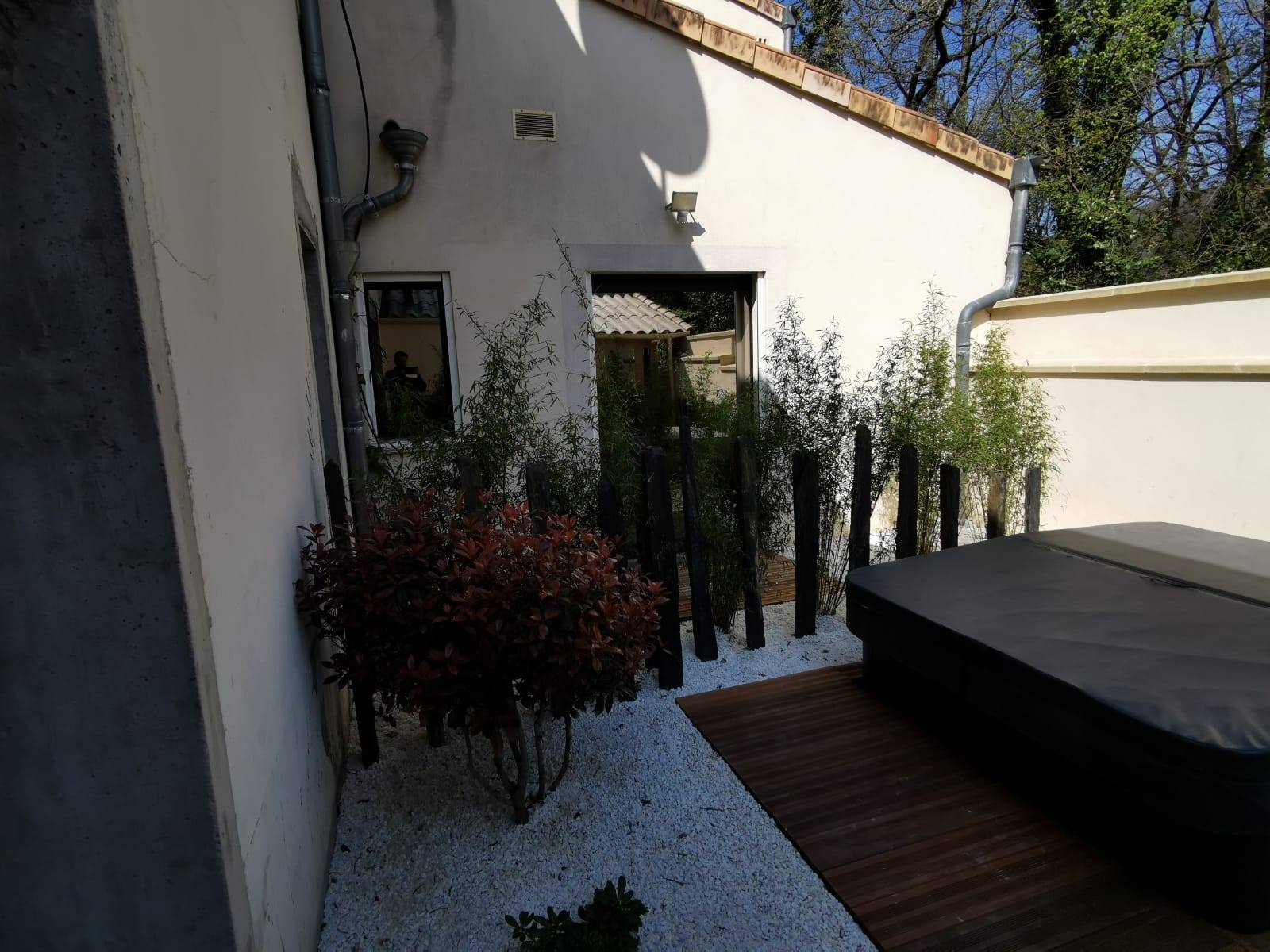 Un film solaire à effet miroir sans tain modéré  pour rejeter la chaleur sur les fenêtres d'une villa à Montélimar