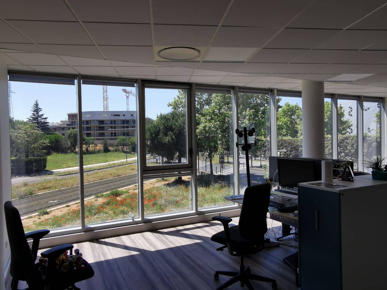Films solaires en survitrage pour rejeter 54% de la chaleur dans les bureaux de la CARSAT à Montpellier