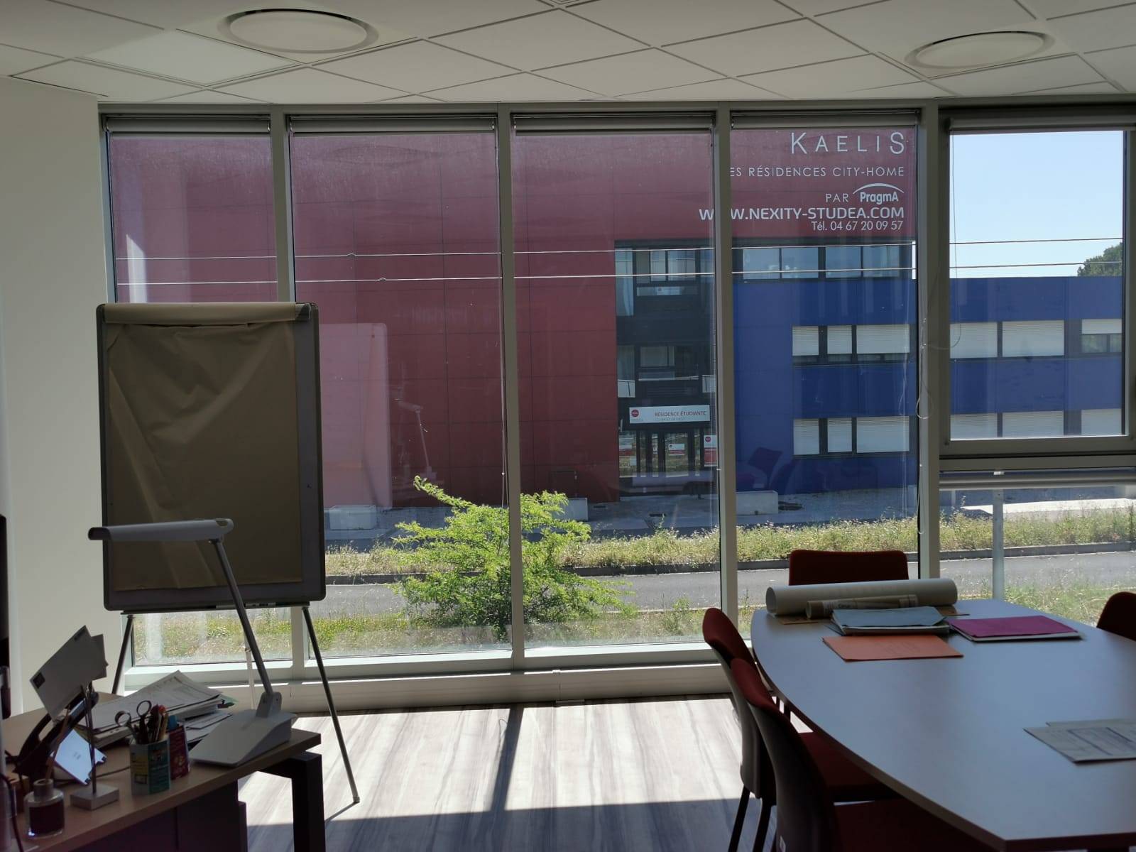 Rejet de la chaleur avec 50% de la lumière conservée grâce à la pose d'un film solaire Solarscreen sur les vitrages de bureaux à Montpellier, Occitanie
