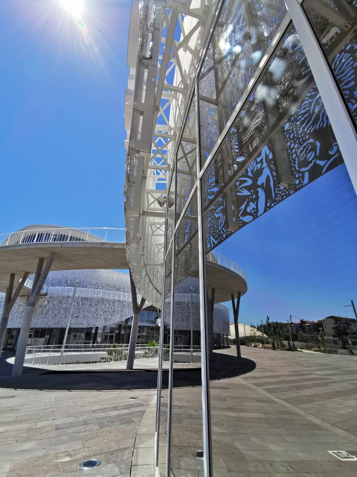 Pose d'un film solaire sur les vitrages du Palais des Congrès et du Casino Barrière au Cap d'Agde