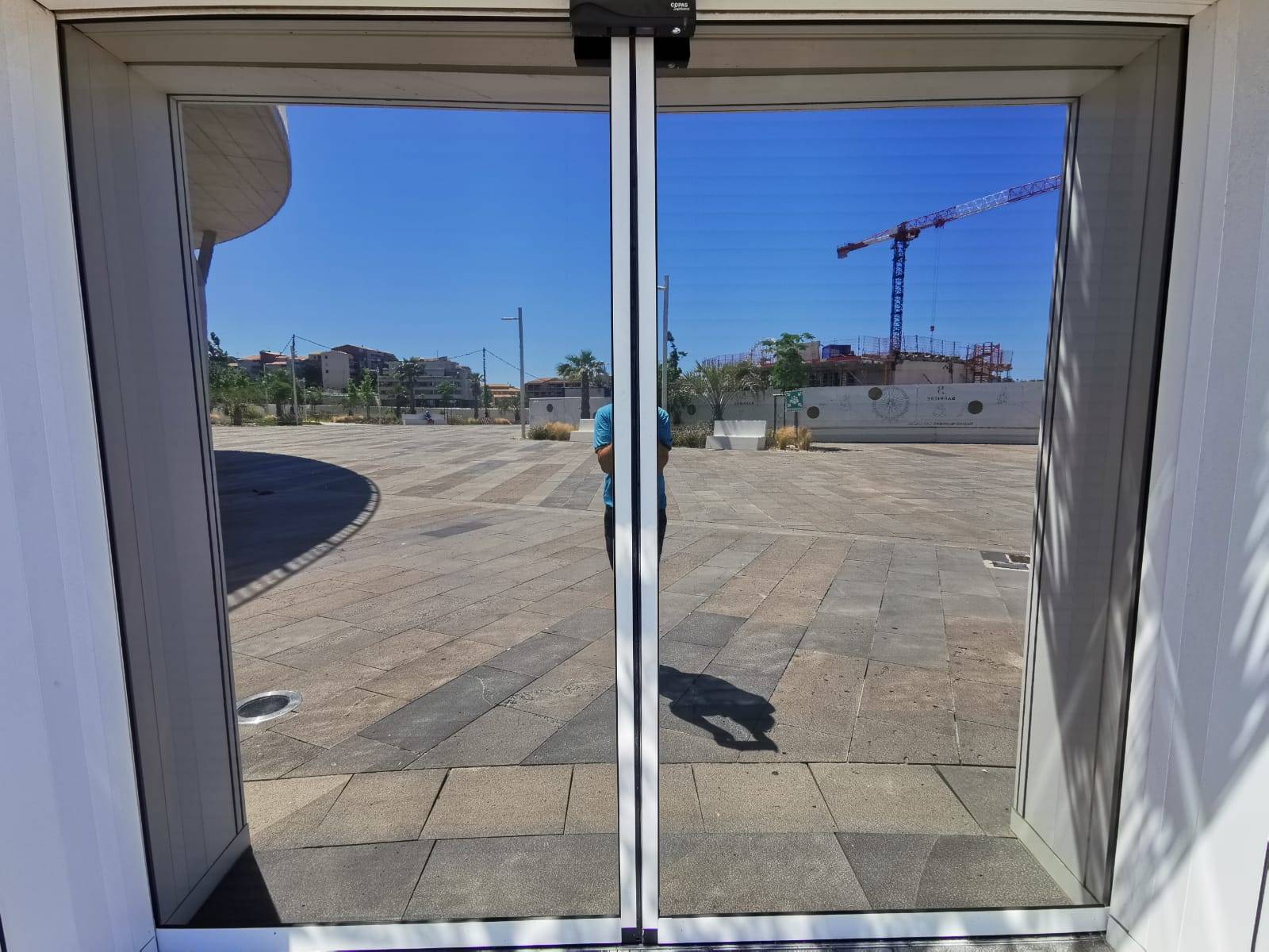 Application d'un film solaire Nickel 80 XC sur les portes vitrées extérieures du Casino Barrière dans l'Hérault, au Cap d'Agde