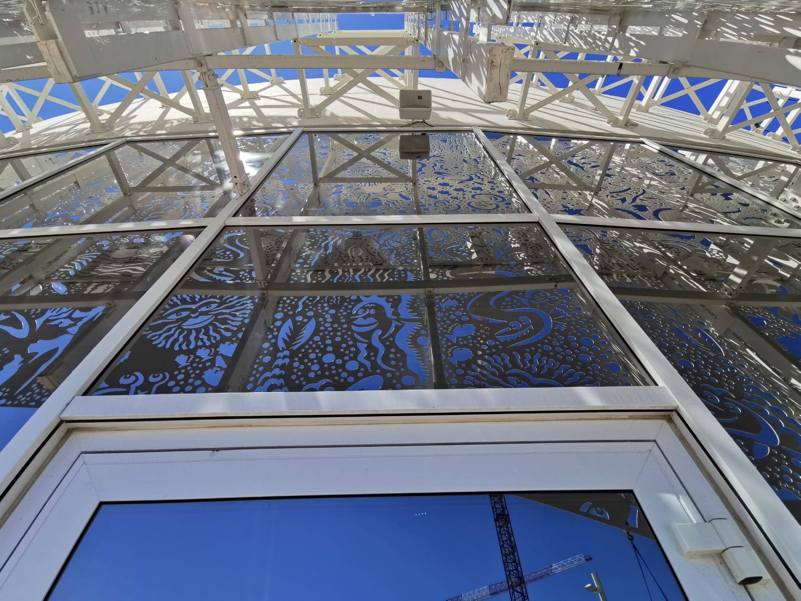 Traitement des vitrages du restaurant du Casino Barrière avec un film  Solar Screen pour rejeter la chaleur au Cap d'Agde, en Occitanie