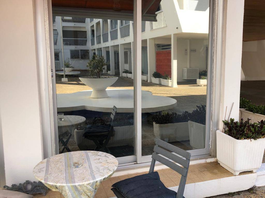 Se protéger des regards extérieurs grâce à l'application d'un film miroir sans tain en polyester sur les vitrages dans une résidence près du Grau du Roi